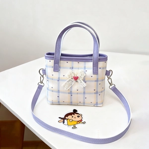 Detailaufnahme der niedlichen Kindertasche mit Spitze, Schleife und Herzmuster