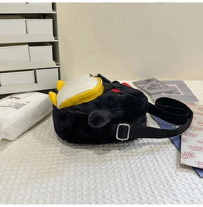 Detailaufnahme der schwarzen Plüsch-Pinguin-Umhängetasche mit verstellbarem Riemen