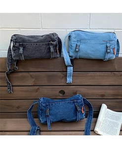 Détail de sacs bandoulière en denim délavé rétro gris et bleu avec sangles à boucles doubles