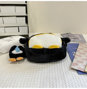 Detailansicht der niedlichen Pinguin-Plüschtasche mit weicher Textur und Anhänger
