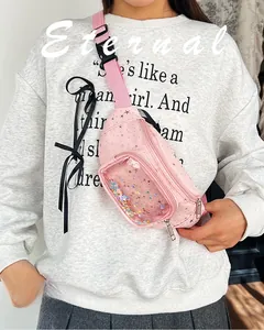 Dettaglio del borsello rosa con paillettes per bambini con motivi a stelle e oblò