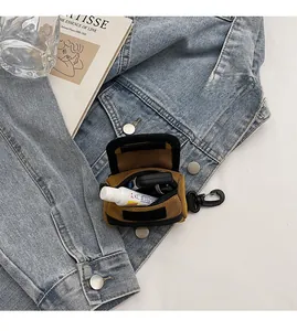 Innenansicht der taktischen Mini-Schlüsseltasche mit Stauraum auf Denim-Hintergrund