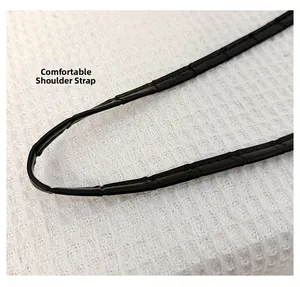 Détail de la bandoulière en cuir à motif pierre noir pour sac à bandoulière enfant