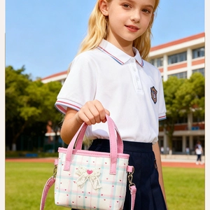 Kinder Schultertasche mit Spitzenbogen und Herzmuster für Mädchen im sonnigen Freien