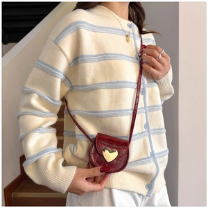 Gros plan mini sac bandoulière bordeaux motif crocodile avec fermoir cœur doré