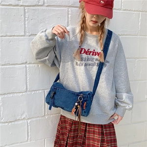 Sac à bandoulière en denim pour femme avec boucle décorative et étiquette orange
