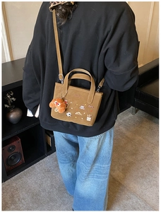 Bolso retro marrón para niños con bordado de París y amuleto de peluche suave