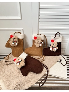 Détail de sacs bandoulière en daim en forme de bottes avec bordure en laine et oursons