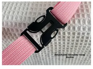 Dettaglio della fibbia in plastica nera con tracolla in tessuto rosa per borsa bimbi