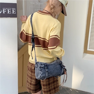 Sac bandoulière cylindrique en denim délavé vintage avec sangle réglable