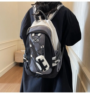 Detail eines mehrfarbigen Rucksacks mit elastischen Kordelzügen und Netztaschen-Design