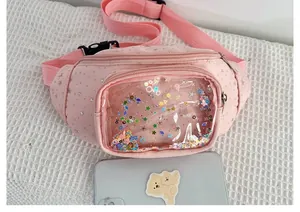 Dettaglio del marsupio rosa per bambini con paillettes a stella e tasca in PVC