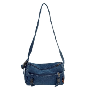 Sac à bandoulière minimaliste en jean bleu foncé avec boucles et poche zippée devant