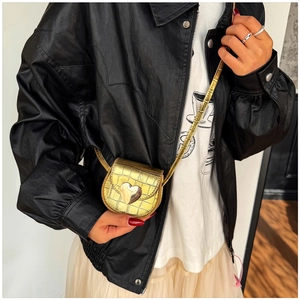 Vue détaillée du mini sac bandoulière doré à motif pierre avec fermoir en forme de cœur