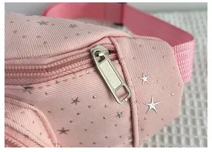 Dettaglio del marsupio rosa con paillettes per bambini con stelle e cerniera metallica liscia