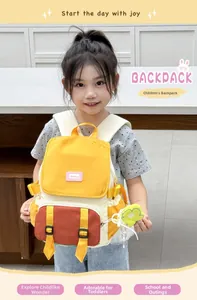 Détail d'un sac à dos enfant bicolore avec pendentif fleur mignon et bretelles réglables