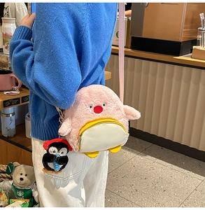 Rosa Plüsch-Pinguin Umhängetasche mit weichem Kunstfell und süßem passendem Pinguin-Anhänger