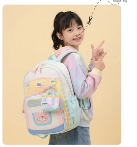 Gros plan du sac à dos enfant aux couleurs macaron et bretelles ergonomiques