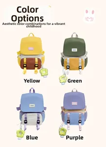 Quatre modèles de sacs à dos pour enfants en toile avec pendentifs de fleurs
