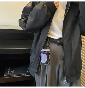 Lila Mini-Schlüsseltasche aus Nylon mit Karabinerhaken an einer Gürtelschlaufe getragen