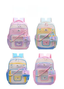 Grille détaillée montrant des sacs à dos scolaires en rose, blanc, bleu et violet