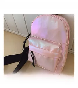 Dettaglio del borsello olografico rosa per bambini con finitura metallica e cerniera