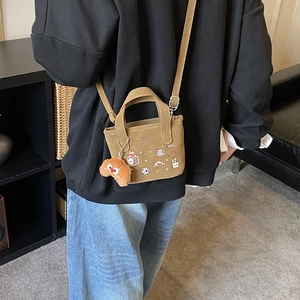 Bolso bandolera retro de lona caqui con bordado de comida y colgante de croissant de peluche