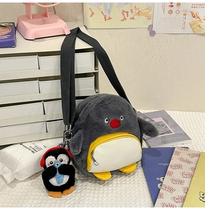 Details der niedlichen Pinguin-Umhängetasche aus Plüsch mit weichem Fell und Reißverschluss