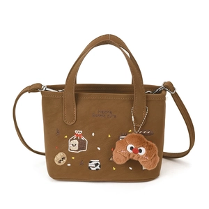 Bolso infantil marrón con bordados dulces y colgante de croissant de peluche