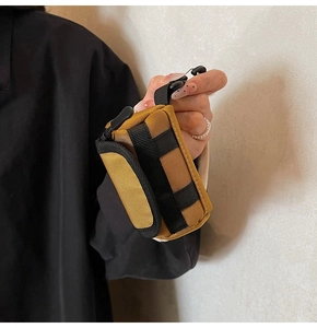 Mini-Taktik-Schlüsseletui aus Nylon mit Reißverschluss und schwarzem Karabiner in Tan