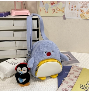 Detailaufnahme der himmelblauen Plüsch-Pinguin-Umhängetasche mit weicher Textur