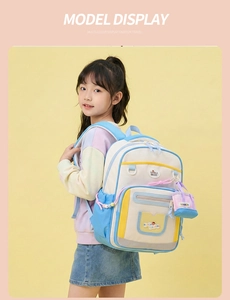 Vue latérale d'un grand sac à dos scolaire pour enfants avec design color-block