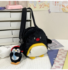 Detail der süßen schwarzen Pinguin Plüschtasche mit Reißverschluss und Anhänger