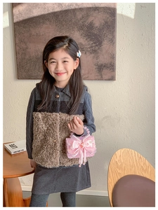 Détail du sac rose pour filles avec paillettes, nœud satin et poignée en perles