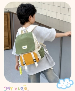 Détail du sac à dos tricolore pour enfant avec peluche jaune et boucle de réglage