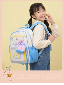 Détail d'un sac à dos pour enfants en nylon tricolore avec pendentif décoratif élégant