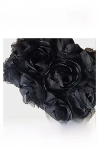 Gros plan des roses en résille 3D sur sac noir avec détails en tissu doux haute densité