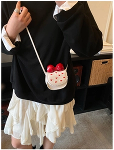 Détail du mini sac blanc à broderie cœur rouge et nœud en dentelle pour enfants