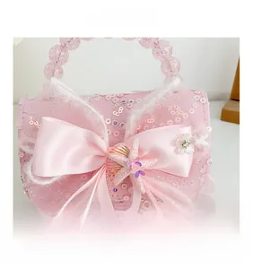 Détail du sac à main rose à paillettes pour filles avec nœud en satin et perles