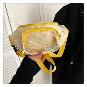 Dettaglio del marsupio bimbi beige con cerniera gialla e paillettes a stella colorate