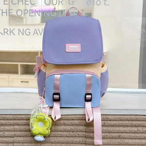 Détail du sac à dos maternelle aux couleurs macaron avec breloque fleur et logo TONGNIAN brodé