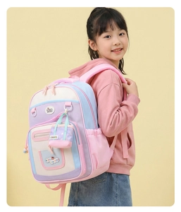Détail du sac à dos ergonomique enfant rose et violet avec bretelles rembourrées et bourse