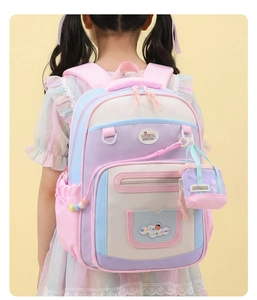 Grand sac à dos scolaire rose et violet porté par un enfant montrant sa taille réelle