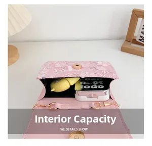 Capacité interne du sac à main rose à paillettes pour filles et détails de l'espace