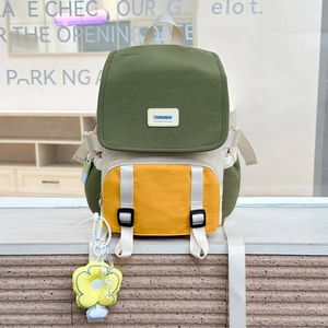 Détails du sac à dos maternelle avec pendentif fleur de tournesol et boucles beiges