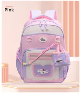 Vue détaillée du sac à dos enfant rose et violet avec son mini pendentif assorti