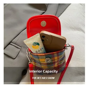 Vue intérieure du sac à carreaux montrant l'espace pour smartphone et crème mains