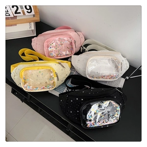 Dettaglio di marsupi colorati per bambini con stampe a stelle e tasche con paillettes