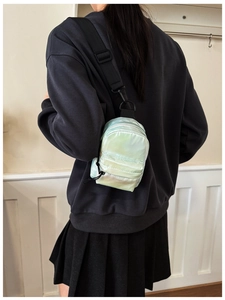 Dettaglio mini borsa olografica verde per bambini con tracolla nera regolabile