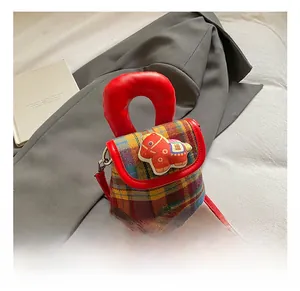 Détail du sac à main rouge à carreaux pour fille avec patch poney et poignée souple